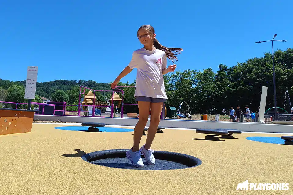 petite-fille-trampoline-Playgones
