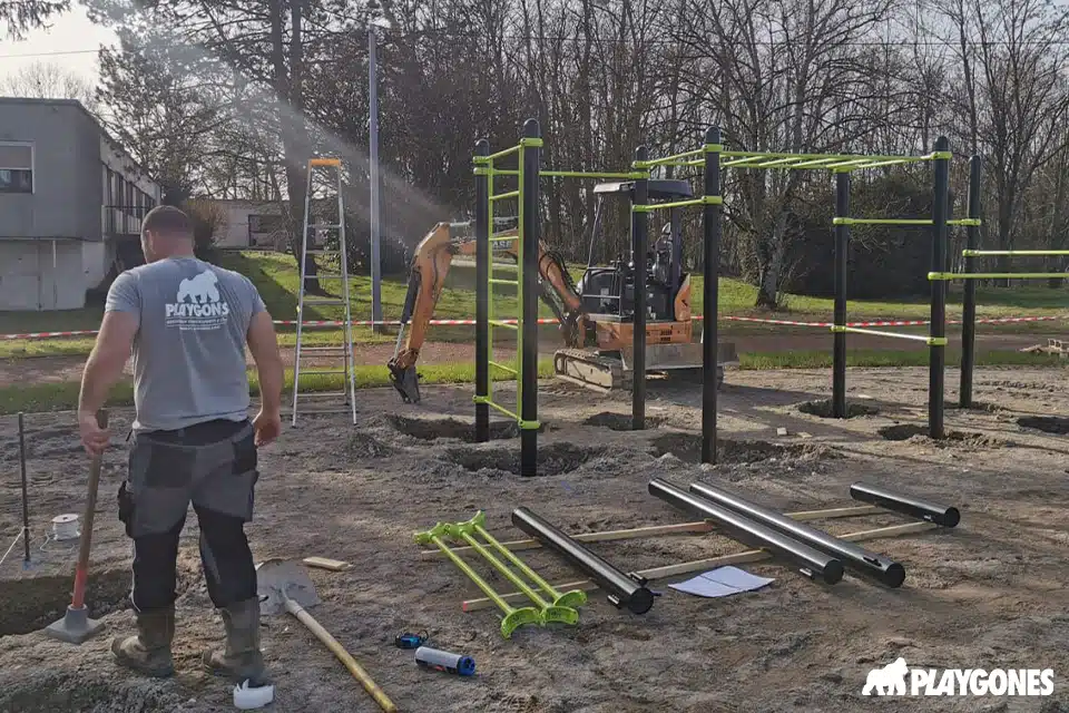 techniplay-streetworkout-etablissements-colaires Montage d'une structure de street workout fitness plein air par l'équipe de techniciens playgones