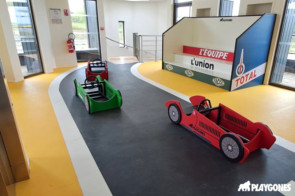 Espace ludique intérieur sur le thème du circuit de Reims-Gueux, aire d'autoroute A4