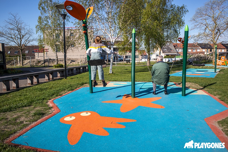 un fille et son son grand pere se balancent