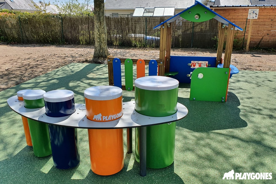 Structure musicale extérieure avec tambours colorés