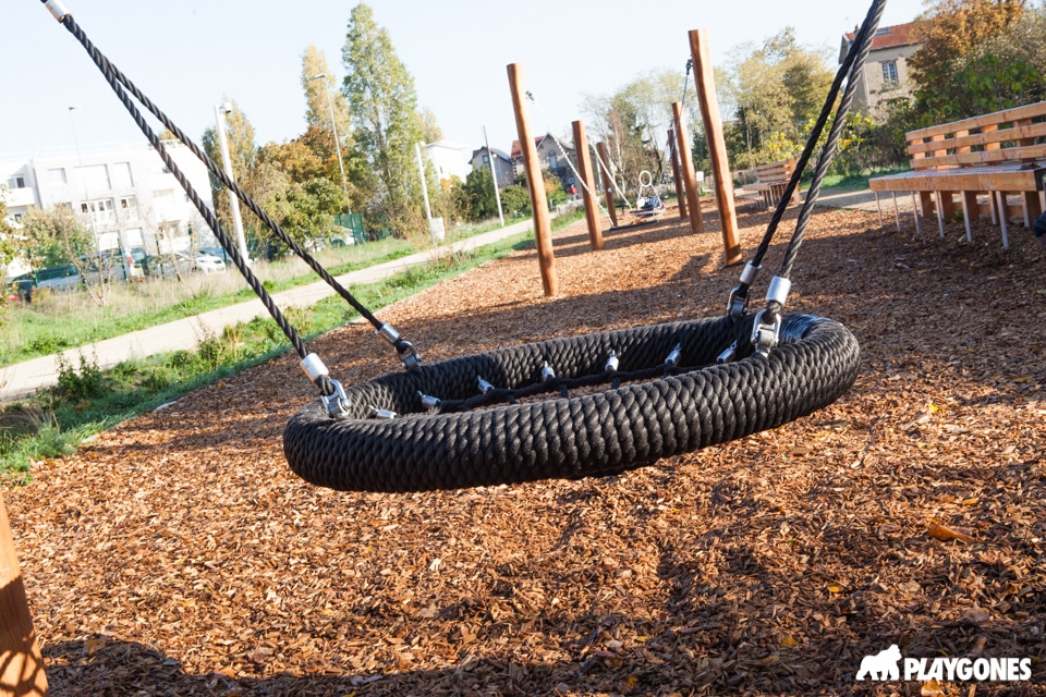 balancoire inclusive sur un revetement amortissant en mulch