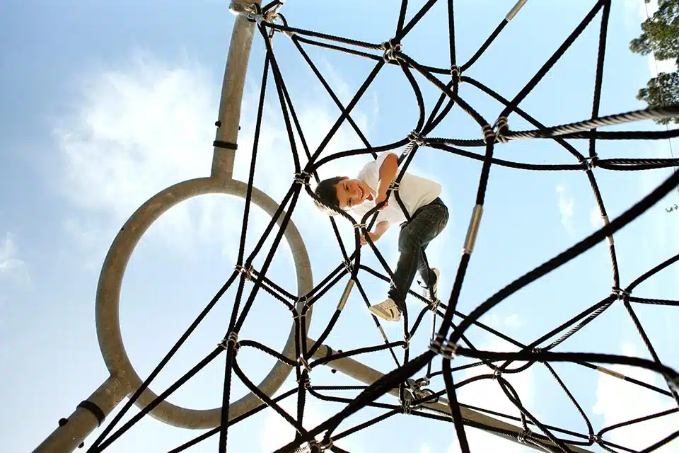 Enfant dans une pyramide de corde
