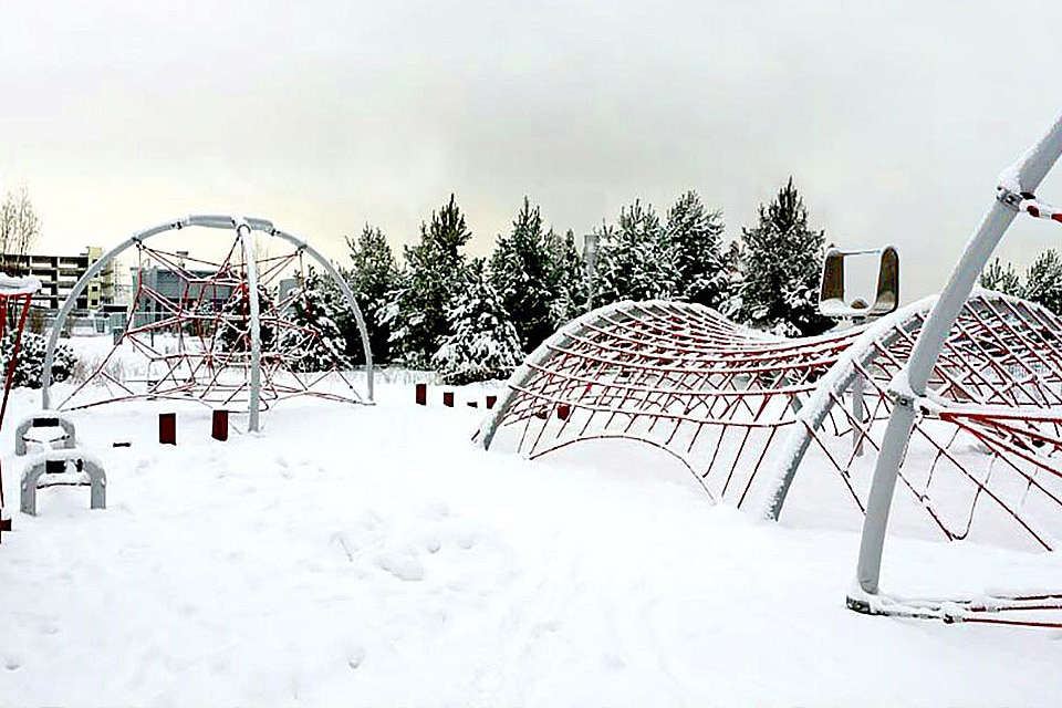 Grande structure de jeu a corde sous la neige