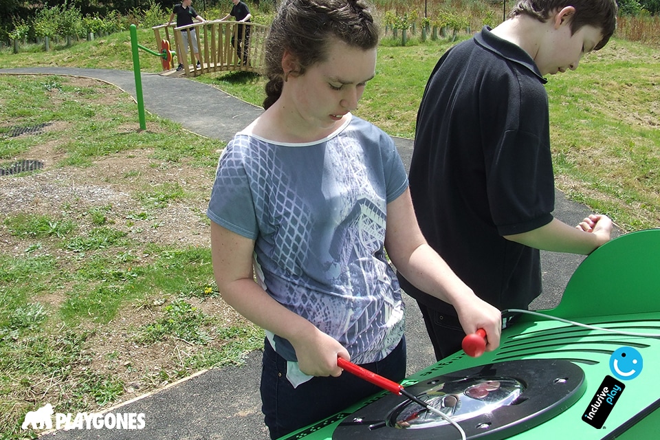 Instrument de musique en libre accès dans un camping – carillon