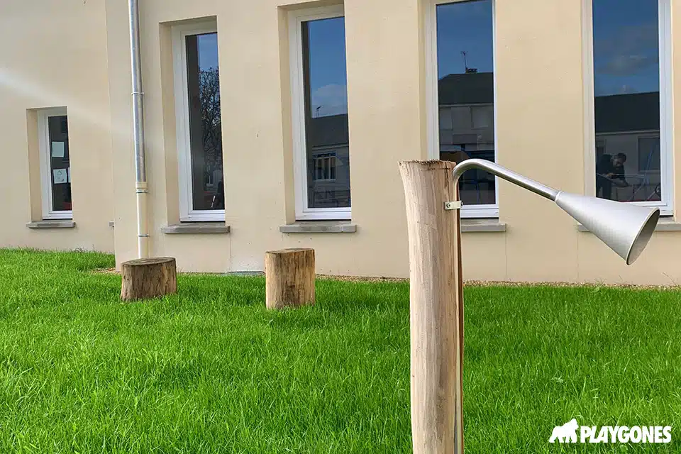 Tube de discussion ludique pour enfants dans une cour de récréation