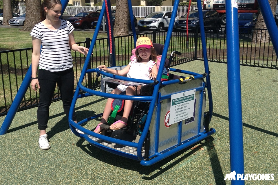 Une balancoire pmr pour fauteuille roulant