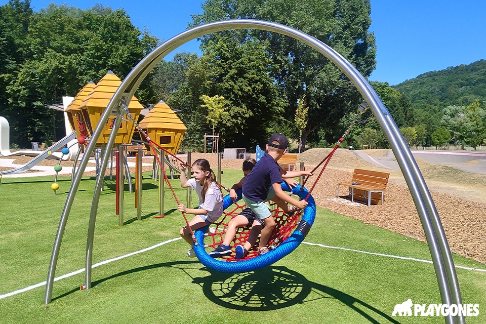 Balançoire nacelle nid d’oiseau pour enfants – installation Playgones à Bourgoin