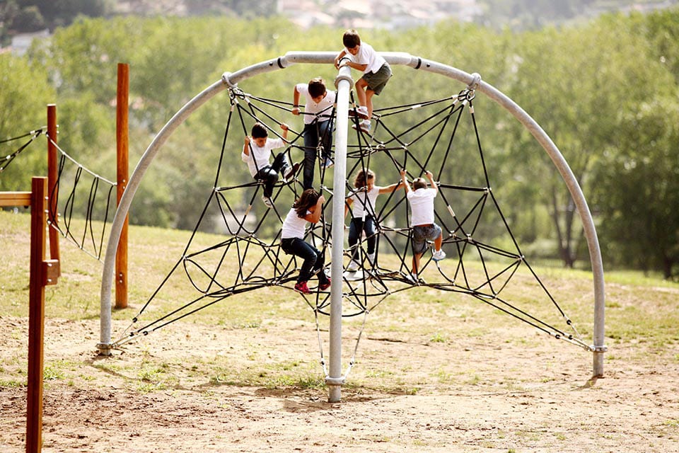 enfants sur un jeu a corde géant