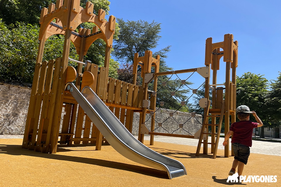 Toboggan inox Playgones installé dans une aire de jeux publique