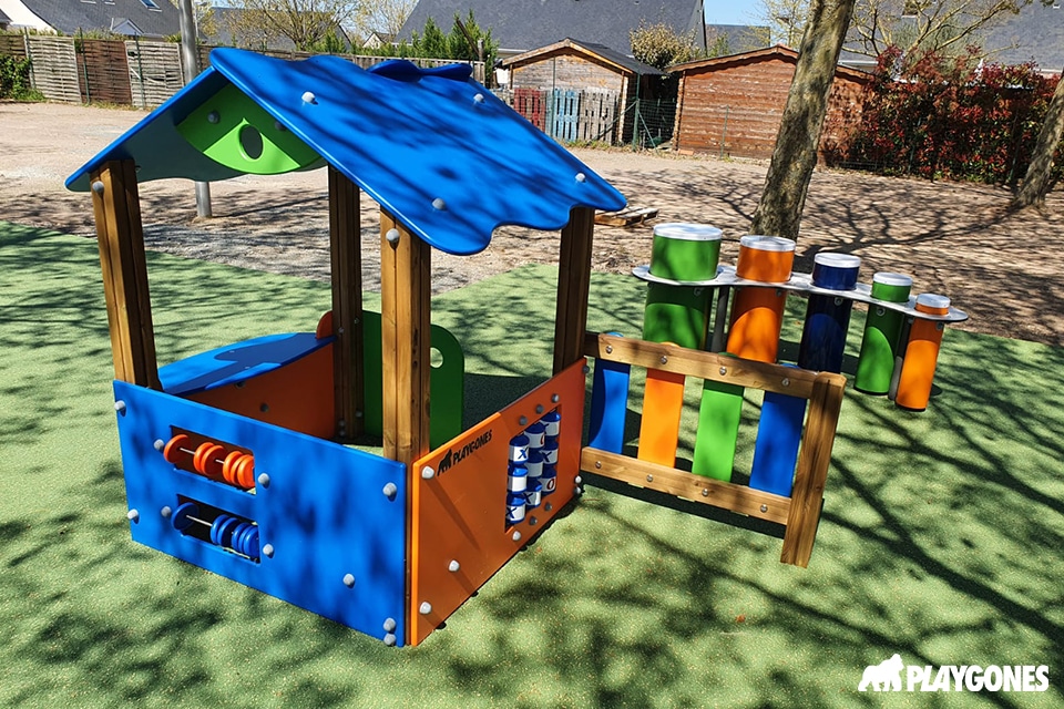 Maisonnette pour tout petis dans un camping avec des tambourins