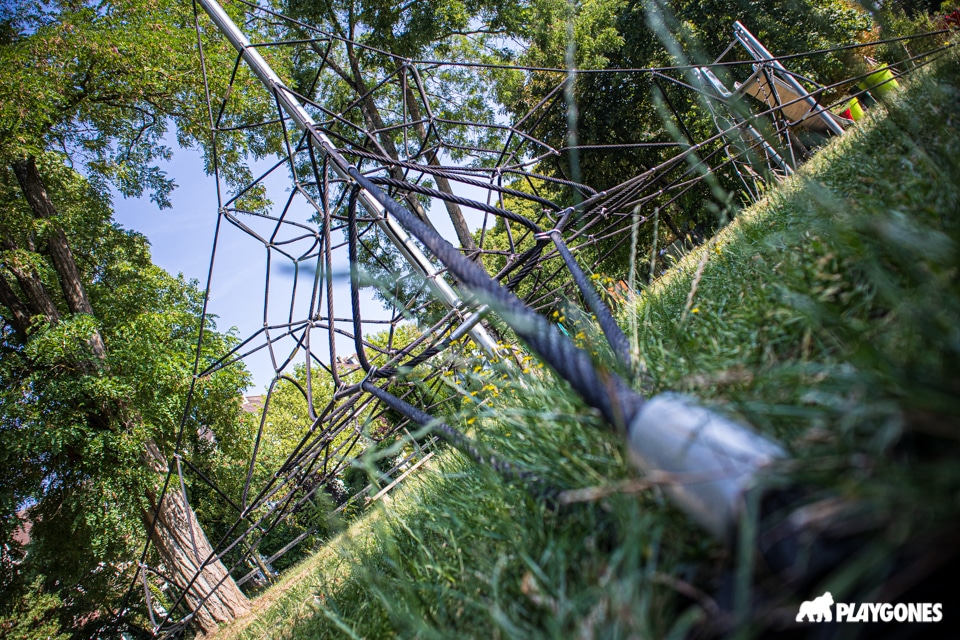 pyramide de corde ancrage au sol