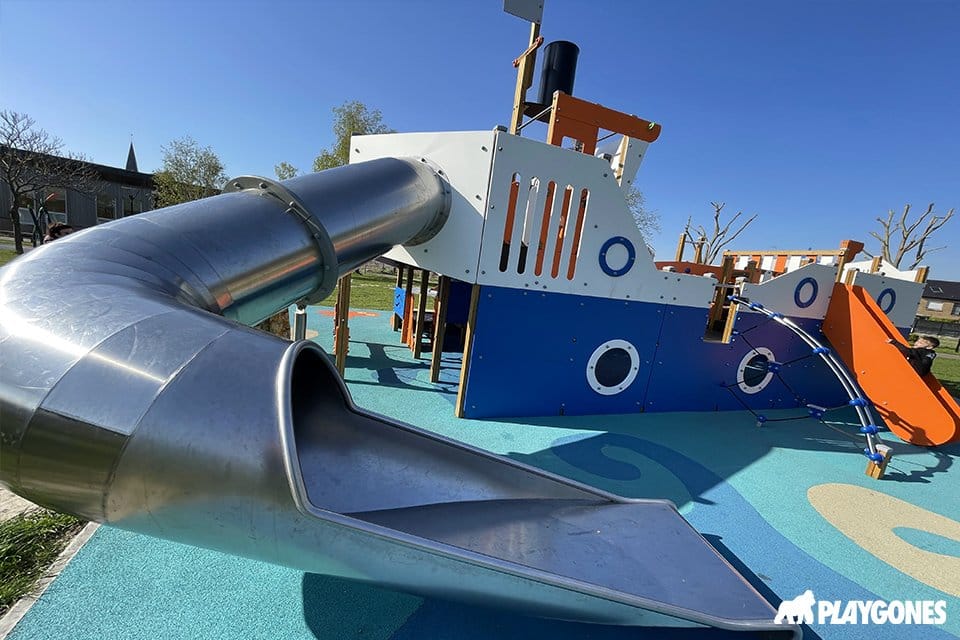 Structure multi-activités avec toboggan extérieur – Playgones