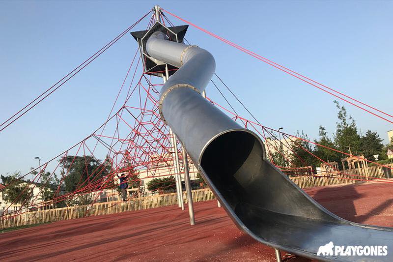 Toboggan tubulaire Kompan sécurisé pour enfants en collectivité – Playgones