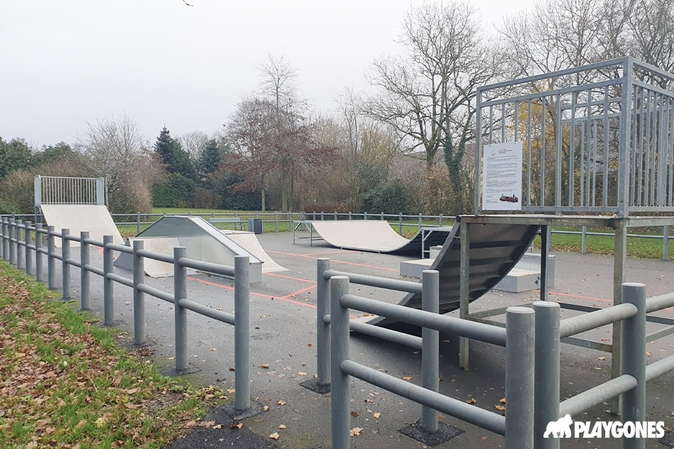 Un skatepark modulaire aux normes de sécurité entouré d'une cloture