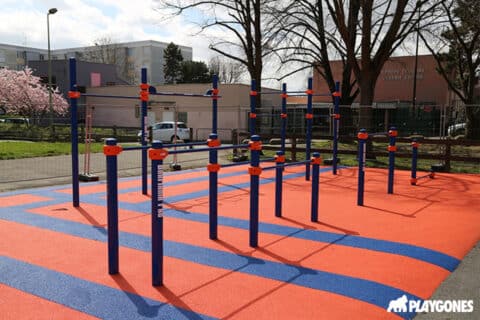 Aire de street workout sur sol amortissant orange et bleu