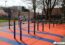 Aire de street workout sur sol amortissant orange et bleu