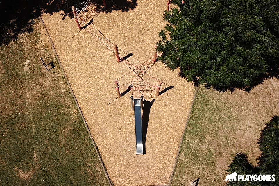 vue de drone- structure aire de jeux a corde avec toboggan