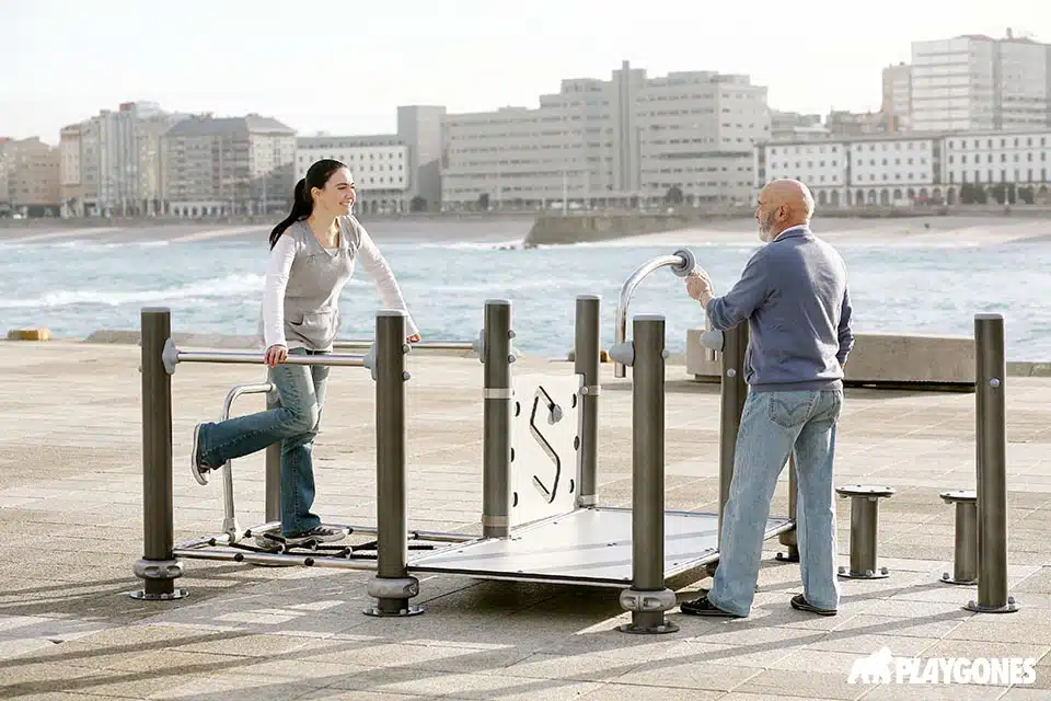 Aire de motricité douce adaptée aux seniors Mobilier actif conçu pour entretenir la mobilité des personnes âgées
