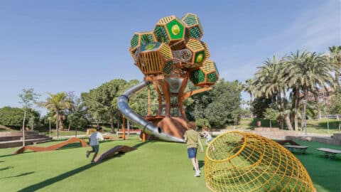 Aire de jeux de destination avec grande structure et toboggan dans un parc
