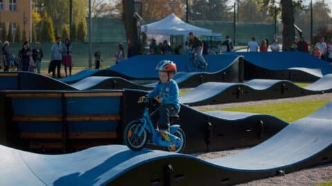 Aménagement de sports urbains avec graphisme au sol