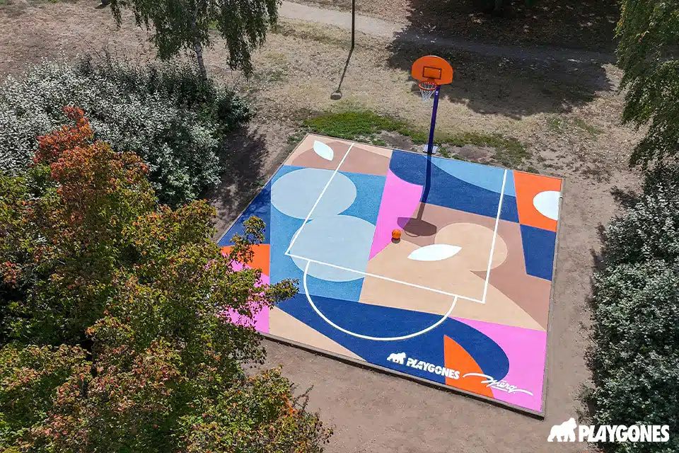 basket-3x3-fresque-artiste-Opera-Playgones-acheres2-2 Vue d’ensemble du terrain de proximité basket 3x3 rénové par Playgones à Achères