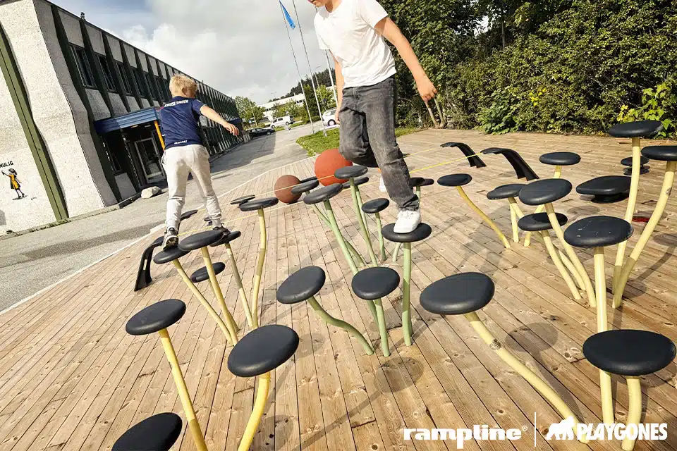 shockdeck-innovation-plancher-bois-amortissant Enfants jouant sur un sol amortissant en bois