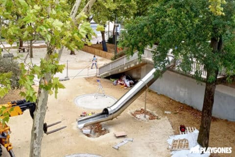 Un toboggan tubulaire en inox sur une passerelle à Argenteuil – Playgones