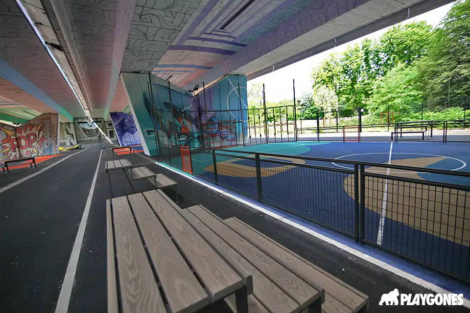 Tribunes, bancs et équipements design pour terrain de sport inclusif