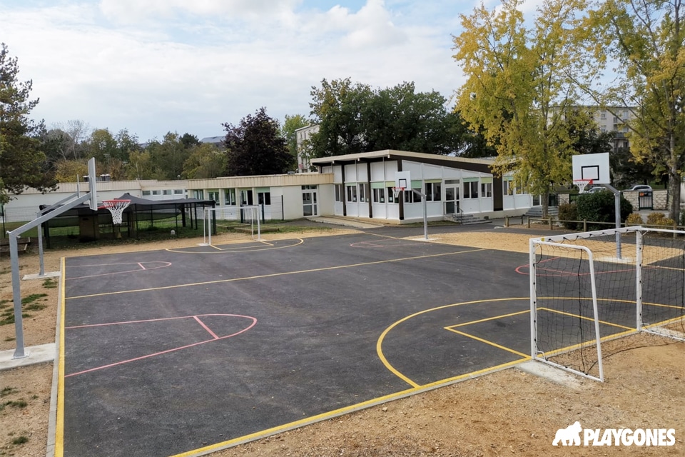 ecole-terrain-football-mini-but-recreation mini-but de football installé dans une cour d'école – Playgones