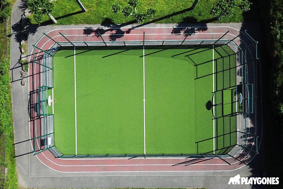 vue aérienne d’un city stade intégré dans un parc