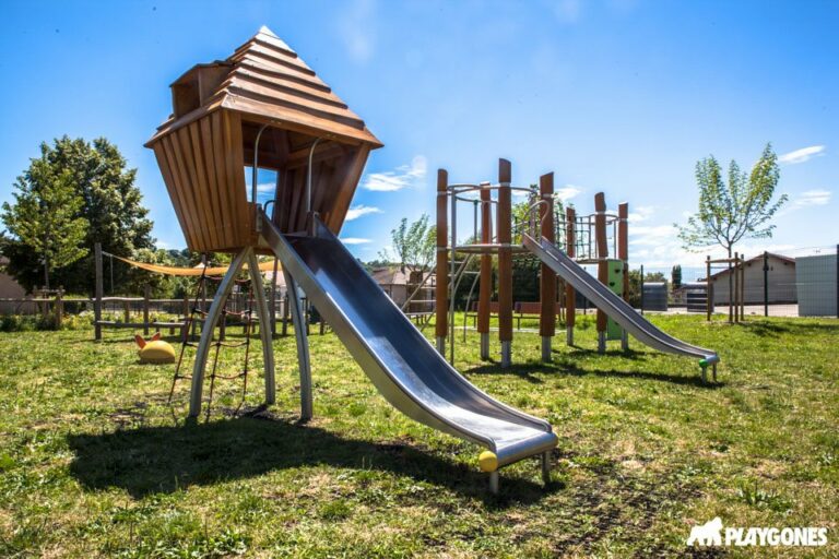 Ruy aire de jeu cabane toboggan 768x512