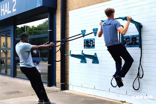 2 athletes faisant de l'exercice sur un mur actif
