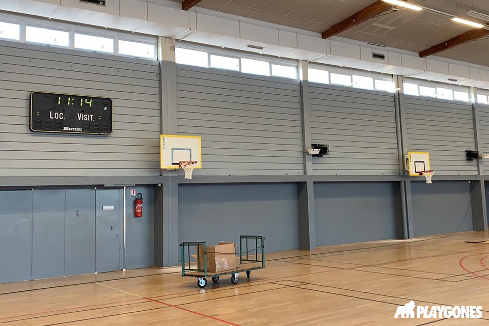 Amenagement de terrain de basket dans un gymnase dans un college, etablissement scolaire