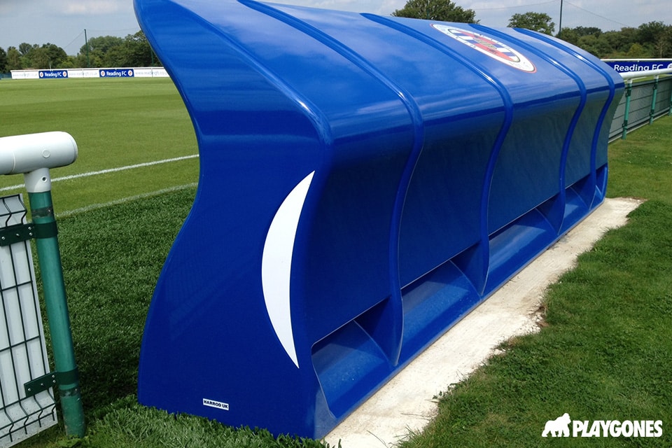 abri-touche-monobloc-bleu abri de touche monobloc bleu sur un terrain de football