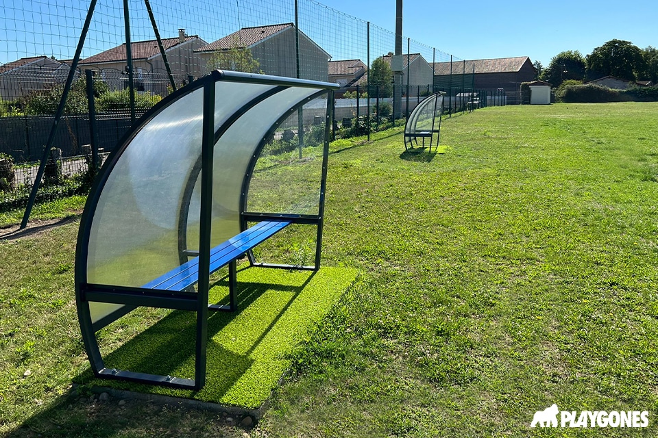 abri-touche-stade-Four-2 abri de touche pour 3 personnes en polycarbonate et aluminium