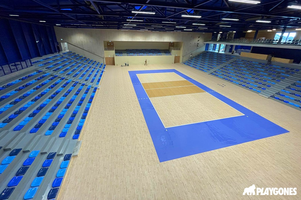 Coques de tribune bleues installées dans une salle de sport