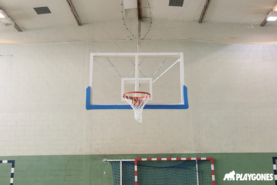 basket but charpente dans un gymnase