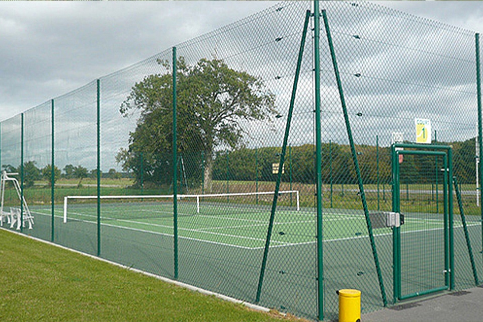 clôture sportive autour d'un court de tennis
