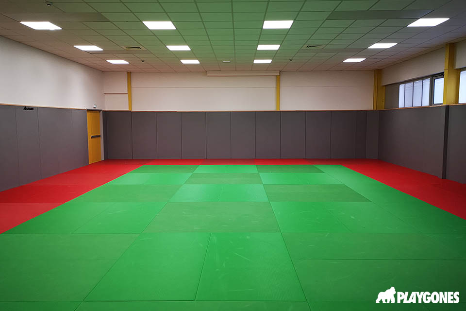 Dojo municipal équipé de tatamis judo professionnels haute densité avec zone centrale verteet périphérie rouge