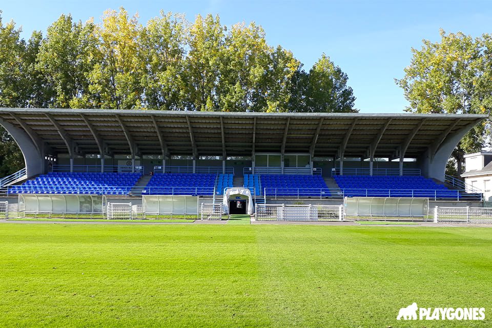 Sièges de stade dans une tribune de football