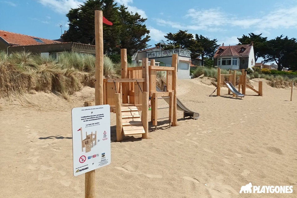 aire de jeux Playgoens sur le sable sur une plage bretonne aire de jeux Playgoens sur le sable sur une plage bretonne