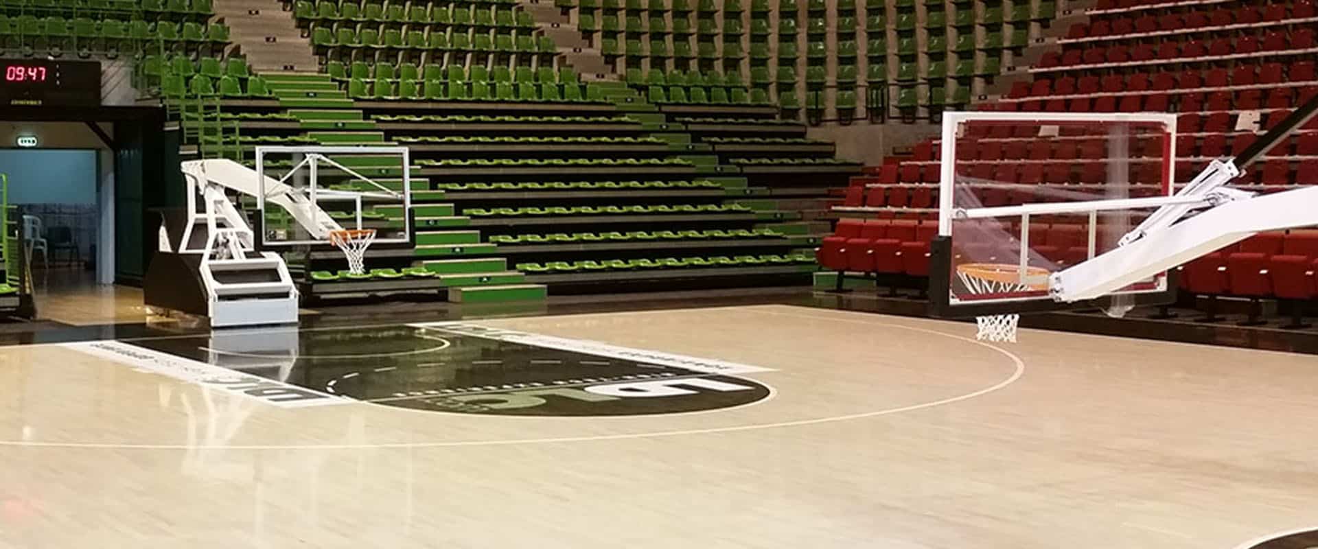 Buts de basket de compétition dans une salle de sport