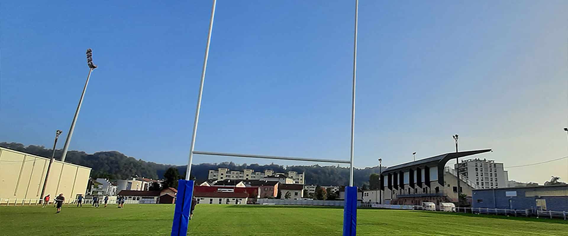 Terrain de rugby équipé de poteaux et d'éclairage