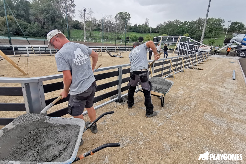 creation-terrain-multisports-playgones equipe Playgones sur un chantier lors de la pose d'un city stade