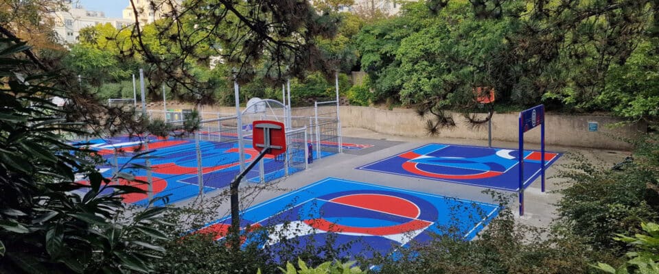 Terrain de basket coloré en design actif dans un parc urbain