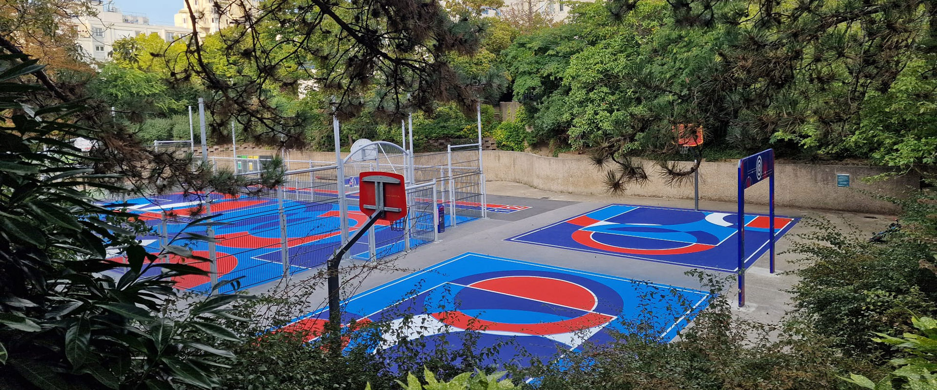 Terrain de basket coloré en design actif dans un parc urbain