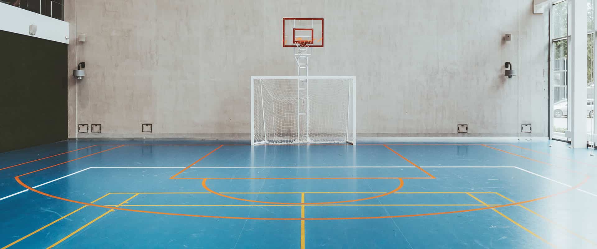 Gymnase équipé de buts de handball et de tracés multisports