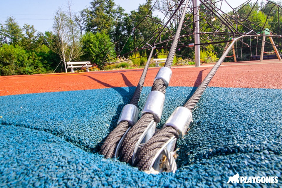 installation- pyramide-de corde Détail du scellement lors de l'installation d'une pyramide de corde par Playgones