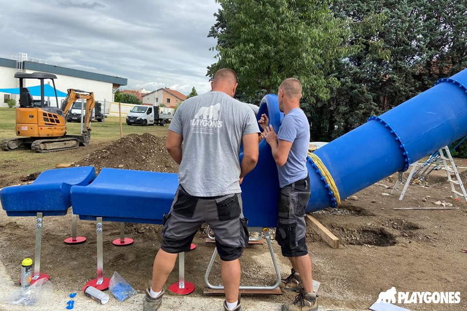installation-toboggan-tubulaire-plastique-camping installation d'une aire de jeux pour un camping par Playgones